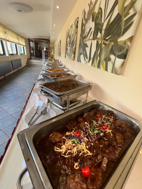 Reichhaltiges Buffet mit warmen Hauptgängen in der SONNE-POST