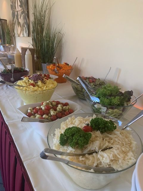 Frisches Salatbuffet in der SONNE-POST