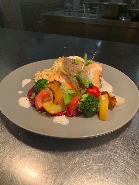Liebevoll angerichtetes Fischgericht aus der Küche der SONNE-POST
