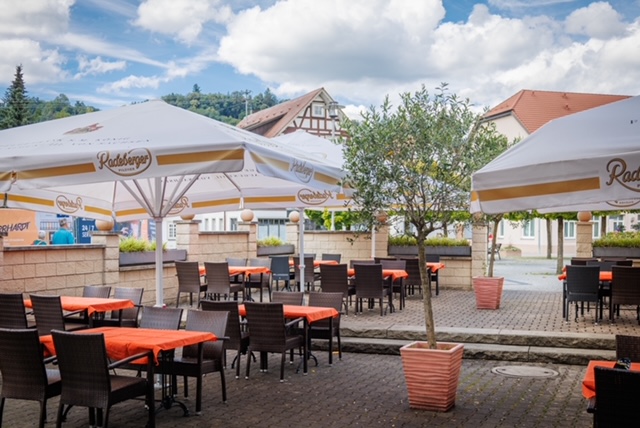 Sonnige Terrasse der SONNE-POST mit Blick ins Grüne